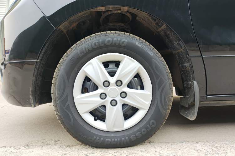 Used FORTHING Lingzhi PLUS 2022 Travel Edition 2.0L Manual Comfort Version 7 Seats Left Front Wheel Hub
