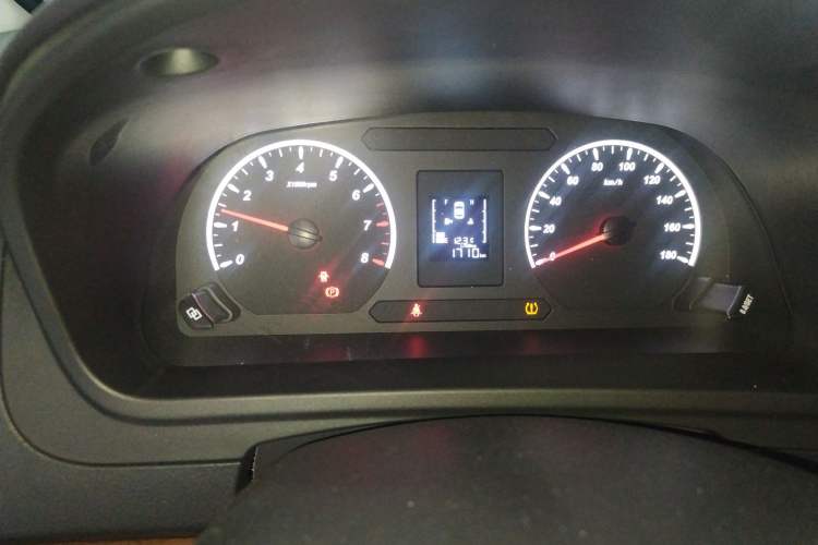 Used FORTHING Lingzhi PLUS 2022 Travel Edition 2.0L Manual Comfort Version 7 Seats Odometer Close Up