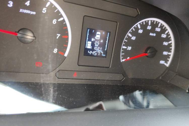 Used FORTHING Lingzhi PLUS 2022 Travel Edition 2.0L Manual Comfort Version 9 Seats Odometer Close Up