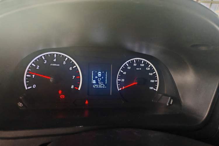 Used FORTHING Lingzhi PLUS 2022 Travel Edition 2.0L Manual Comfort Version 7 Seats Odometer Close Up
