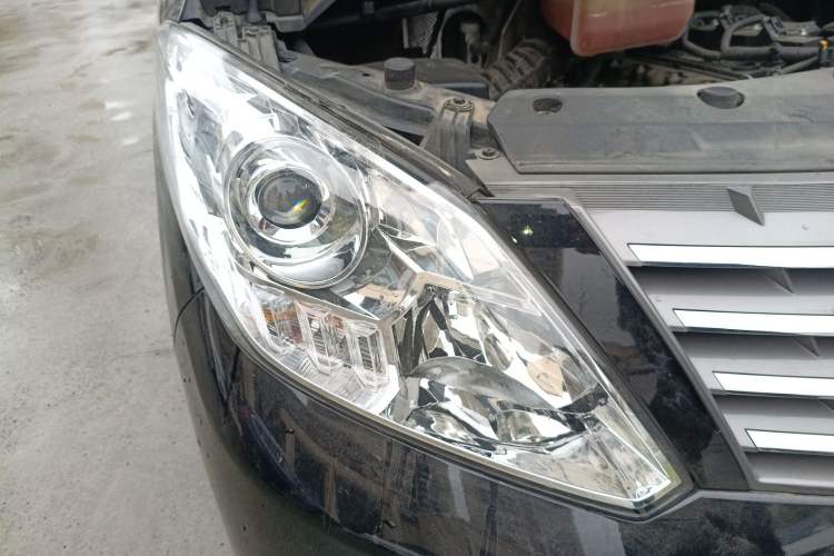 Used FORTHING Lingzhi PLUS 2022 Travel Edition 2.0L Manual Luxury Version 7 Seats Right Front Headlight