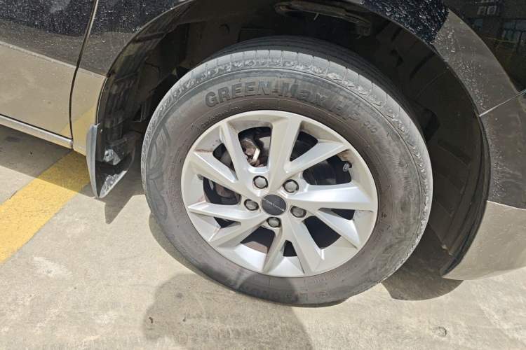 Used FORTHING Lingzhi PLUS 2022 Travel Edition 2.0L Manual Luxury Version 7 Seats Right Front Wheel Hub