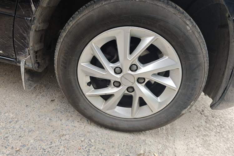 Used FORTHING Lingzhi PLUS 2022 Travel Edition 2.0L Manual Luxury Version 7 Seats Right Front Wheel Hub