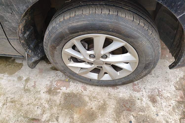 Used FORTHING Lingzhi PLUS 2022 Travel Edition 2.0L Manual Luxury Version 7 Seats Right Front Wheel Hub