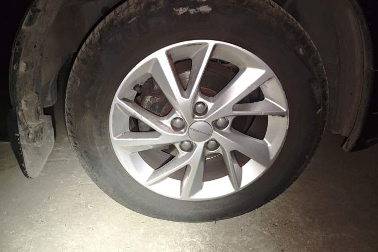 Used FORTHING Lingzhi PLUS 2022 Travel Edition 2.0L Manual Luxury Version 7 Seats Right Front Wheel Hub