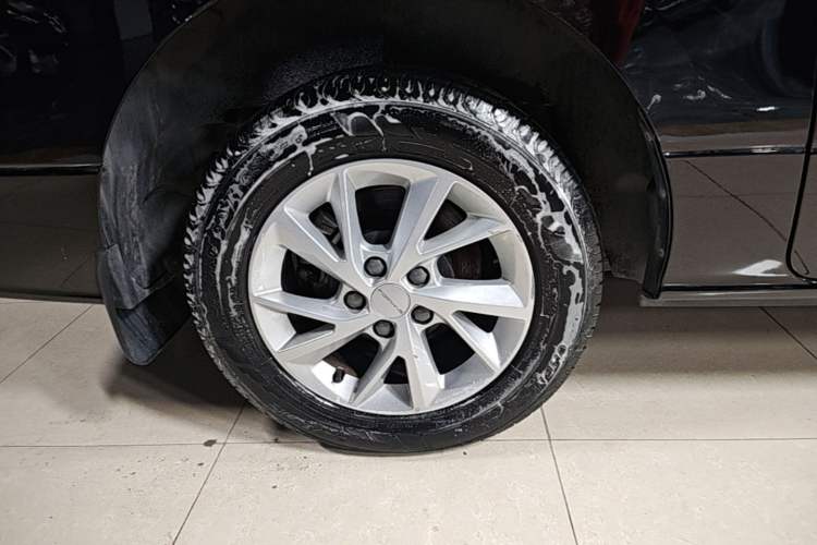 Used FORTHING Lingzhi PLUS 2022 Travel Edition 2.0L Manual Luxury Version 7 Seats Right Rear Wheel Hub
