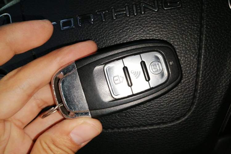 Used FORTHING Lingzhi PLUS 2022 Travel Edition 2.0L Manual Luxury Version 7 Seats Vehicle Key