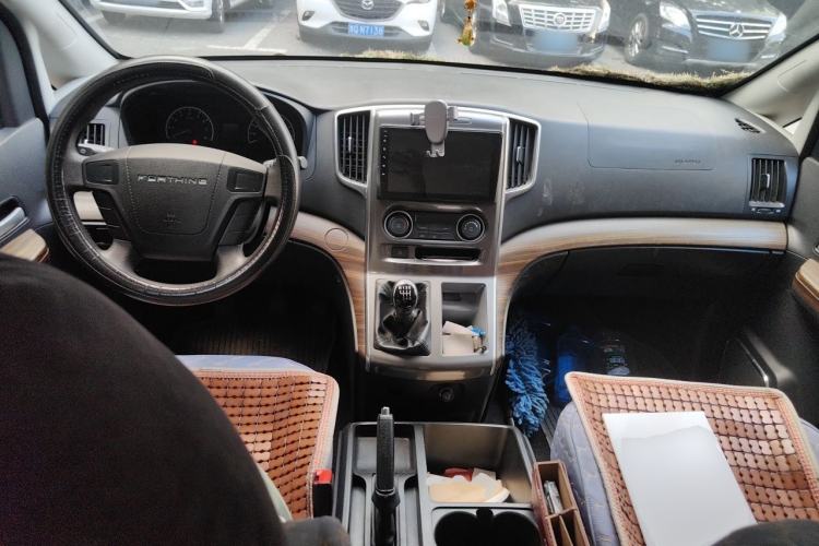Used FORTHING Lingzhi PLUS 2022 Travel Edition 2.0L Manual Comfort Version 7 Seats Center Console