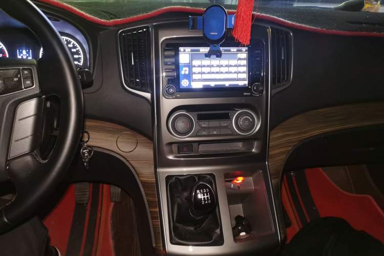 Used FORTHING Lingzhi PLUS 2022 Travel Edition 2.0L Manual Luxury Version 7 Seats Audio And AC Panel