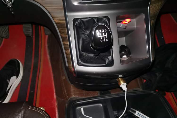 Used FORTHING Lingzhi PLUS 2022 Travel Edition 2.0L Manual Luxury Version 7 Seats Gear Lever
