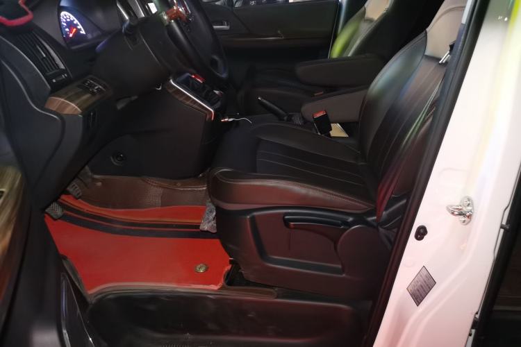 Used FORTHING Lingzhi PLUS 2022 Travel Edition 2.0L Manual Luxury Version 7 Seats Left Front Seat