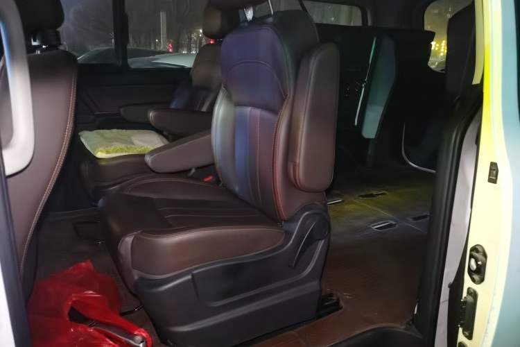 Used FORTHING Lingzhi PLUS 2022 Travel Edition 2.0L Manual Luxury Version 7 Seats Left Rear Seat