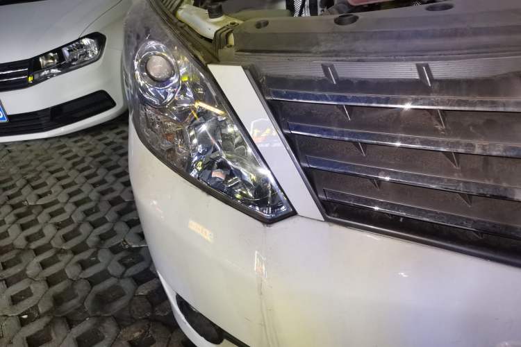 Used FORTHING Lingzhi PLUS 2022 Travel Edition 2.0L Manual Luxury Version 7 Seats Right Front Headlight
