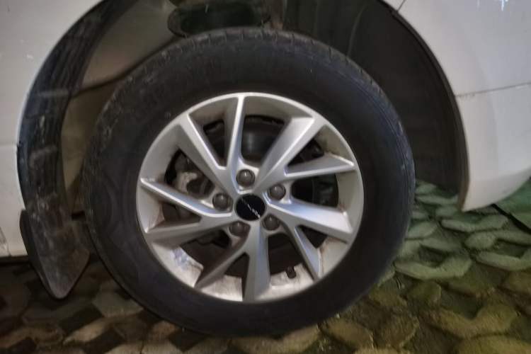 Used FORTHING Lingzhi PLUS 2022 Travel Edition 2.0L Manual Luxury Version 7 Seats Right Front Wheel Hub