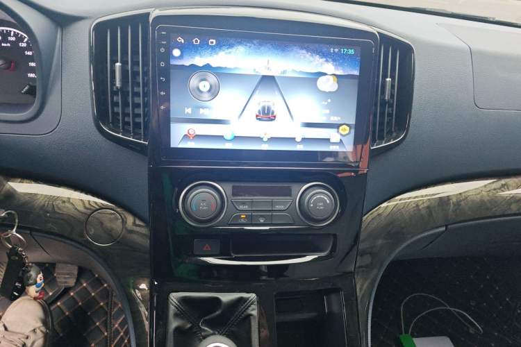 Used FORTHING Lingzhi PLUS 2023 2.0L Manual Luxury CNG 7-Seater Audio And AC Panel