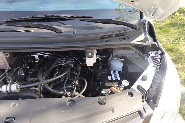 Used FORTHING Lingzhi PLUS 2023 2.0L Manual Comfort Version CNG 7-Seater Engine Bay Left
