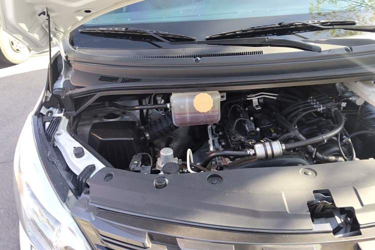Used FORTHING Lingzhi PLUS 2023 2.0L Manual Comfort Version CNG 7-Seater Engine Bay Right