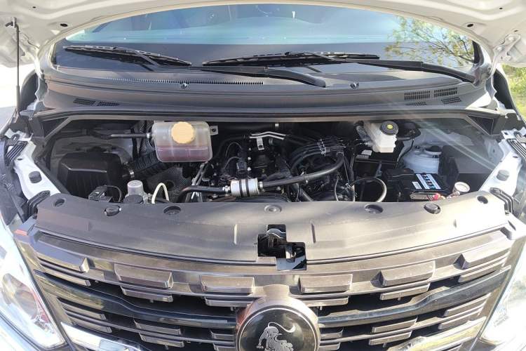 Used FORTHING Lingzhi PLUS 2023 2.0L Manual Comfort Version CNG 7-Seater Engine Bay
