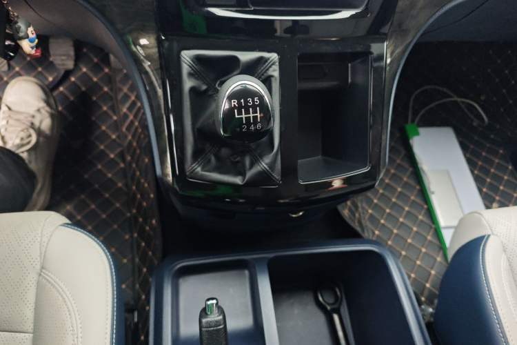 Used FORTHING Lingzhi PLUS 2023 2.0L Manual Luxury CNG 7-Seater Gear Lever