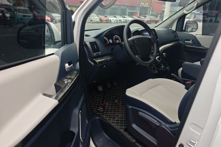 Used FORTHING Lingzhi PLUS 2023 2.0L Manual Luxury CNG 7-Seater Interior 3