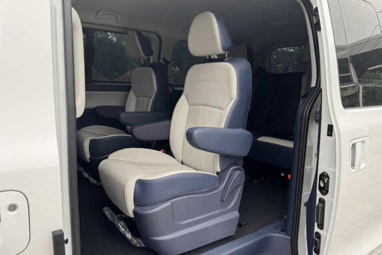 Used FORTHING Lingzhi PLUS 2023 2.0L Manual Luxury CNG 7-Seater Interior 5