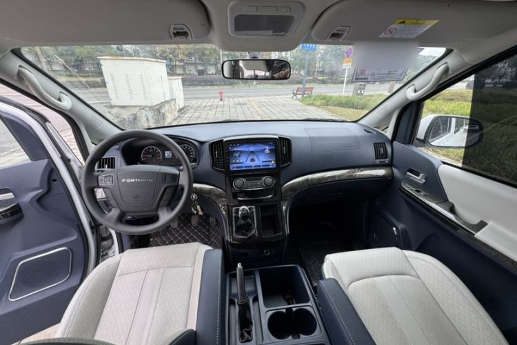 Used FORTHING Lingzhi PLUS 2023 2.0L Manual Luxury CNG 7-Seater Interior 6
