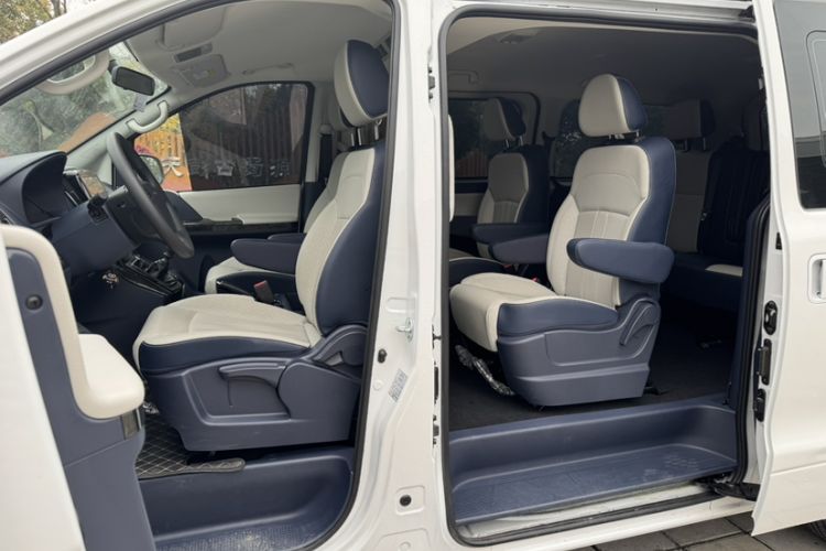 Used FORTHING Lingzhi PLUS 2023 2.0L Manual Luxury CNG 7-Seater Interior 7