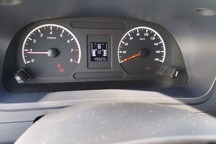Used FORTHING Lingzhi PLUS 2023 2.0L Manual Comfort Version CNG 7-Seater Odometer Close Up