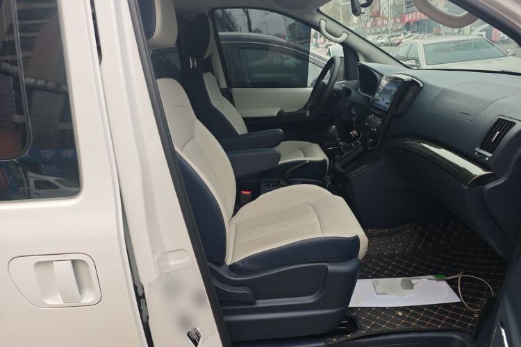 Used FORTHING Lingzhi PLUS 2023 2.0L Manual Luxury CNG 7-Seater Right Front Seat