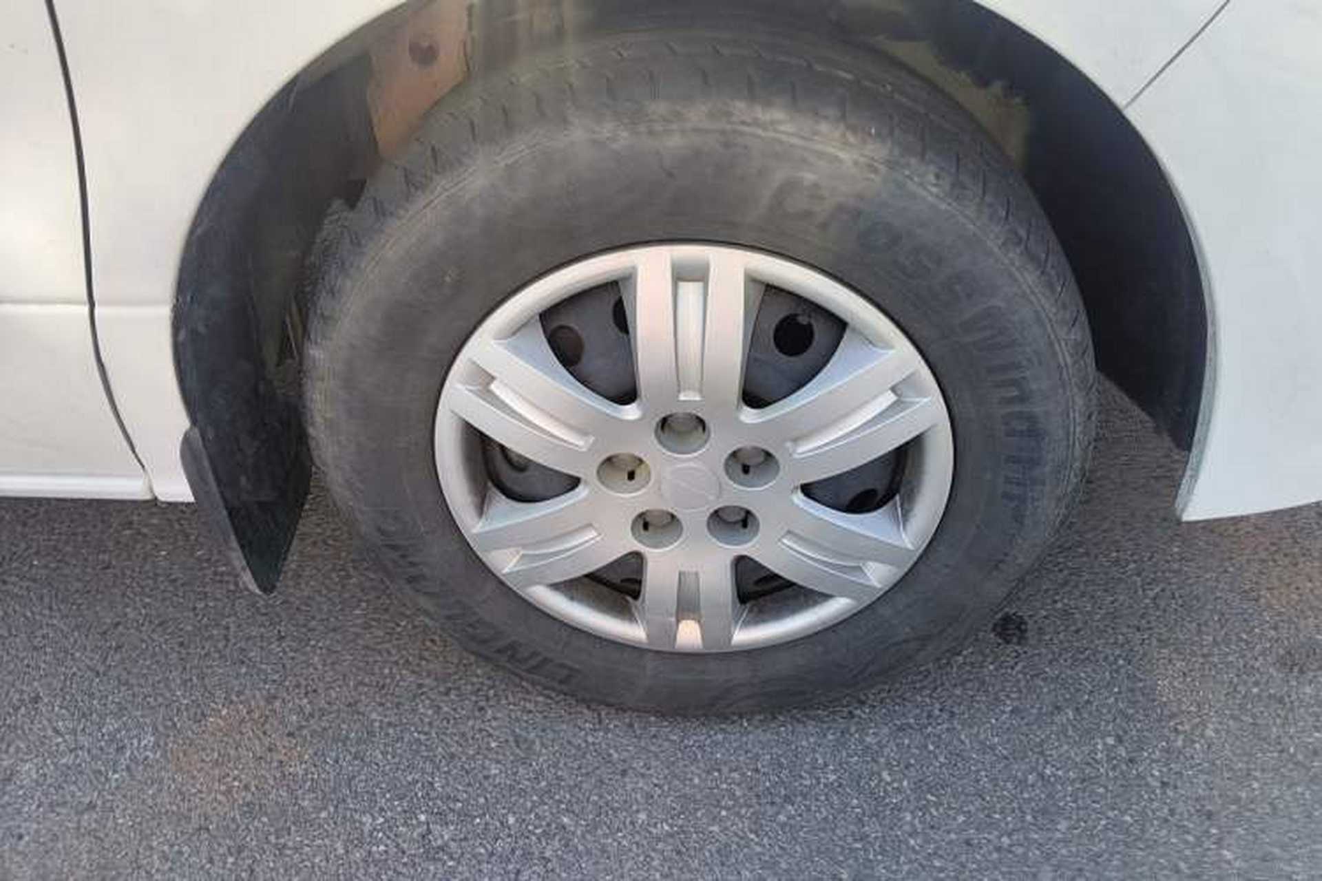 Used FORTHING Lingzhi PLUS 2023 2.0L Manual Comfort Version CNG 7-Seater Right Front Wheel Hub