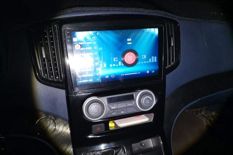 Used FORTHING Lingzhi PLUS 2024 1.5T Manual Luxury 7-Seater Audio And AC Panel