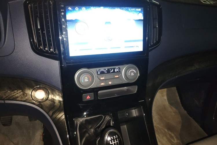 Used FORTHING Lingzhi PLUS 2024 1.5T Manual Luxury 7-Seater Audio And AC Panel