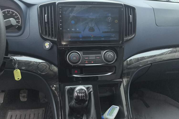 Used FORTHING Lingzhi PLUS 2024 1.5T Manual Luxury 7-Seater Audio And AC Panel