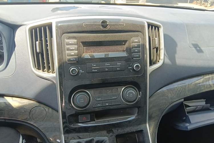 Used FORTHING Lingzhi PLUS 2024 1.5T Manual Comfort Version 7 Seats Audio And AC Panel