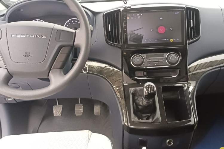 Used FORTHING Lingzhi PLUS 2024 1.5T Manual Luxury 7-Seater Audio And AC Panel