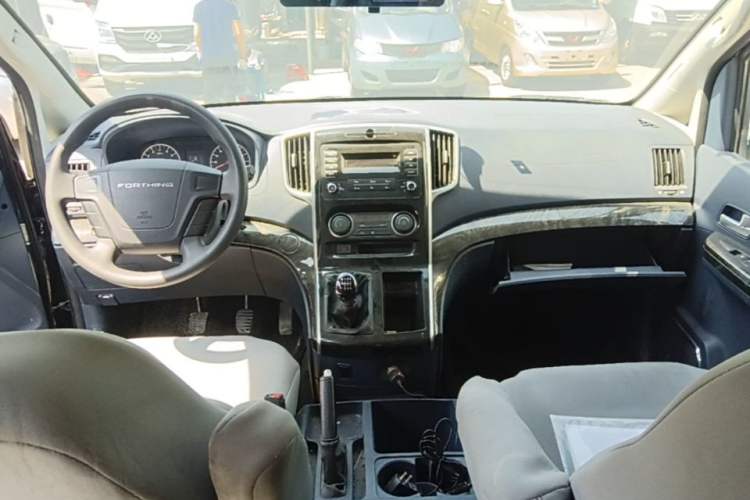 Used FORTHING Lingzhi PLUS 2024 1.5T Manual Comfort Version 7 Seats Center Console