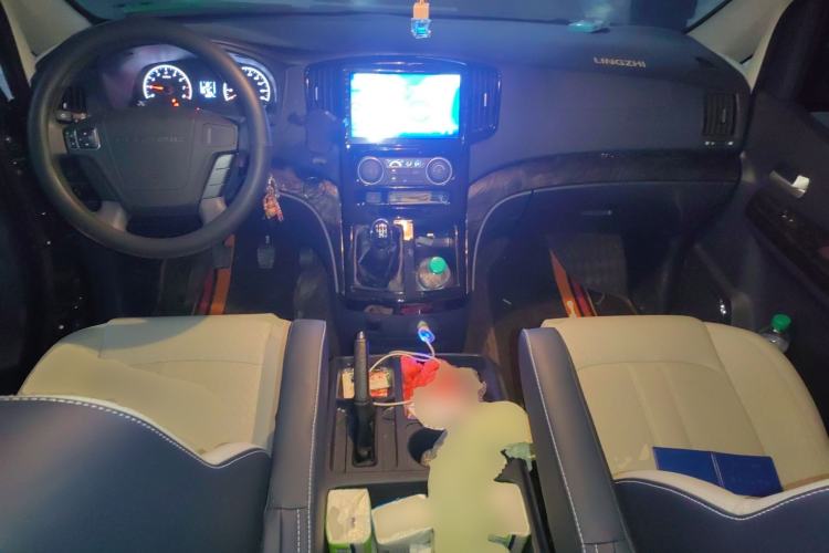 Used FORTHING Lingzhi PLUS 2024 1.5T Manual Luxury 7-Seater Center Console
