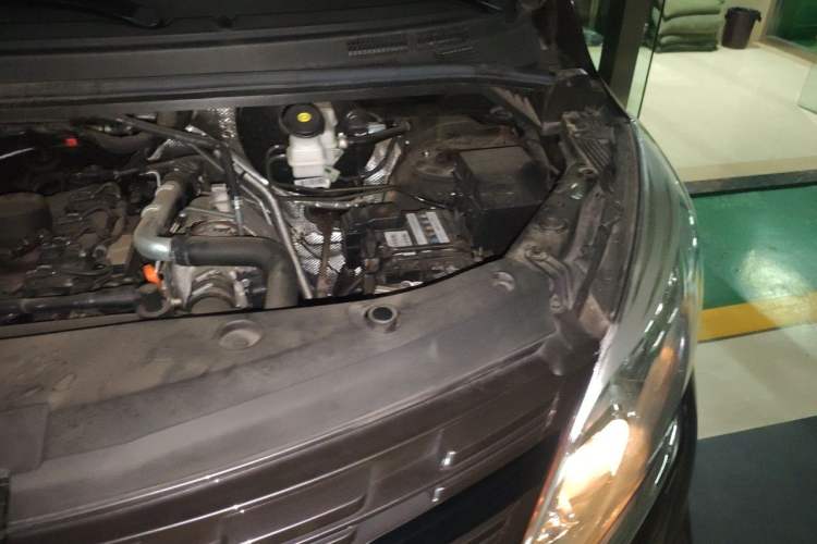 Used FORTHING Lingzhi PLUS 2024 1.5T Manual Luxury 7-Seater Engine Bay Left