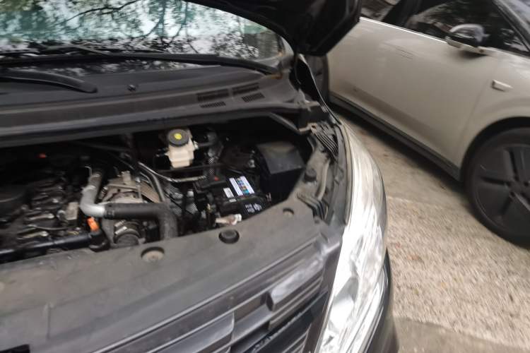 Used FORTHING Lingzhi PLUS 2024 1.5T Manual Luxury 7-Seater Engine Bay Left