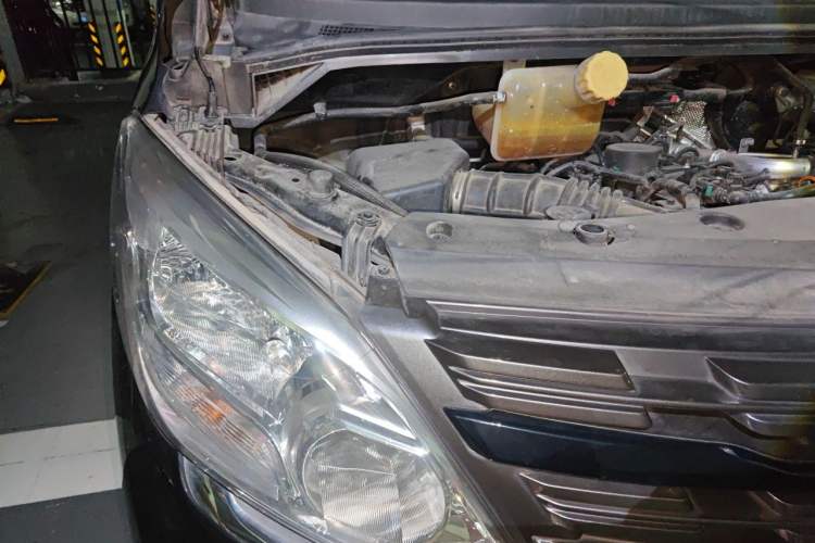 Used FORTHING Lingzhi PLUS 2024 1.5T Manual Luxury 7-Seater Engine Bay Right