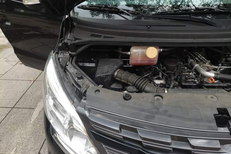 Used FORTHING Lingzhi PLUS 2024 1.5T Manual Luxury 7-Seater Engine Bay Right