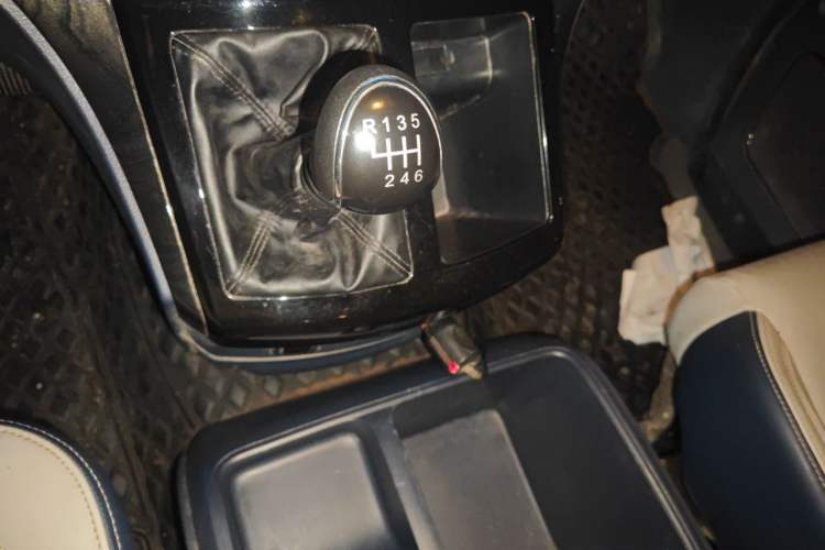 Used FORTHING Lingzhi PLUS 2024 1.5T Manual Luxury 7-Seater Gear Lever