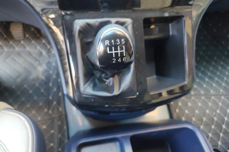 Used FORTHING Lingzhi PLUS 2024 1.5T Manual Luxury 7-Seater Gear Lever