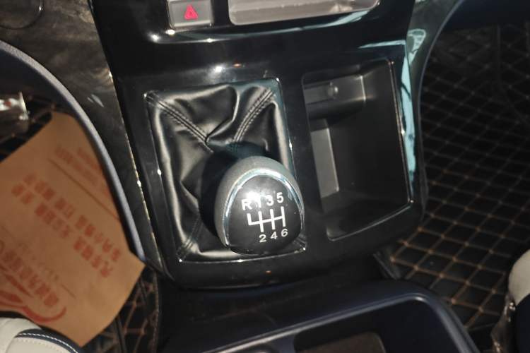 Used FORTHING Lingzhi PLUS 2024 1.5T Manual Luxury 7-Seater Gear Lever
