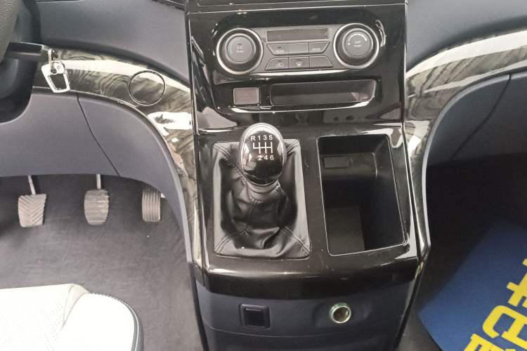 Used FORTHING Lingzhi PLUS 2024 1.5T Manual Luxury 7-Seater Gear Lever