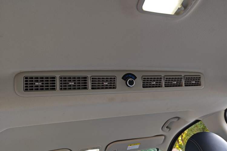 Used FORTHING Lingzhi PLUS 2024 1.5T Manual Luxury 7-Seater Headliner
