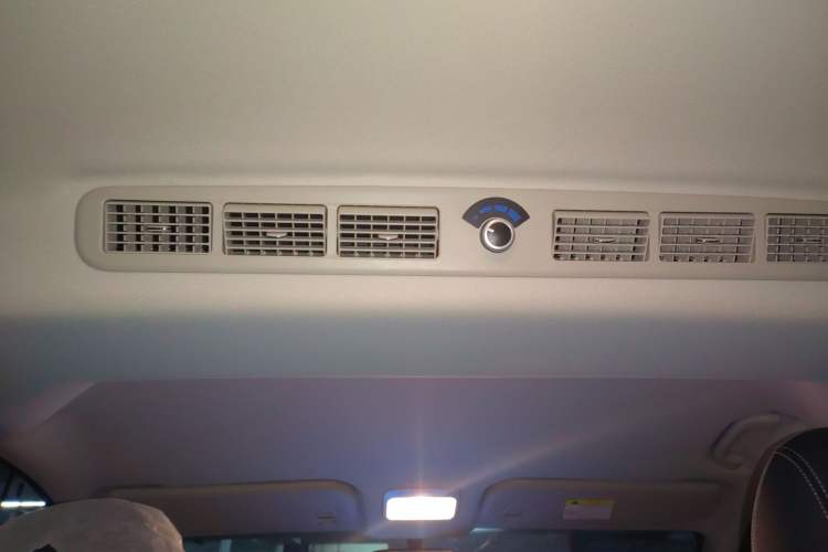 Used FORTHING Lingzhi PLUS 2024 1.5T Manual Luxury 7-Seater Headliner
