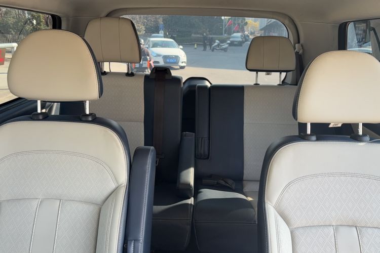 Used FORTHING Lingzhi PLUS 2024 1.5T Manual Luxury 7-Seater Interior 1