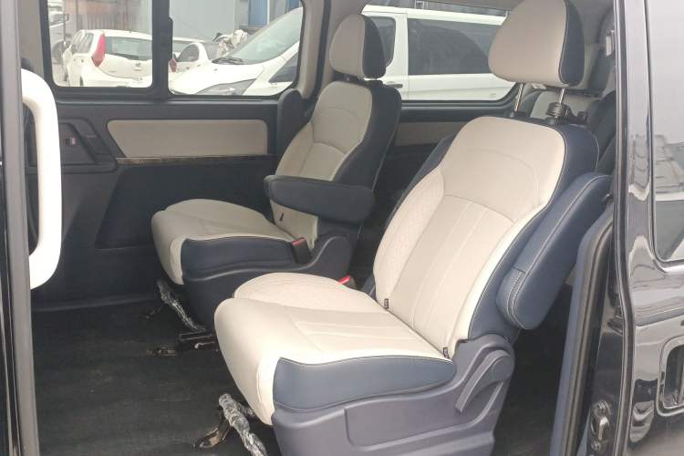 Used FORTHING Lingzhi PLUS 2024 1.5T Manual Luxury 7-Seater Interior 4