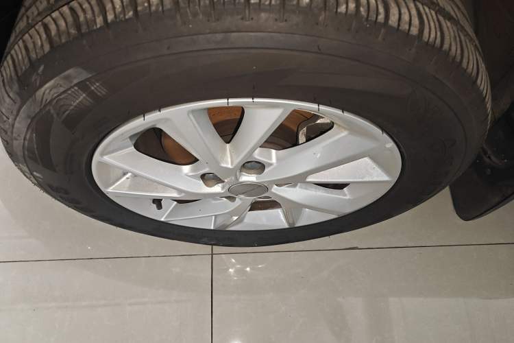 Used FORTHING Lingzhi PLUS 2024 1.5T Manual Luxury 7-Seater Left Front Wheel Hub
